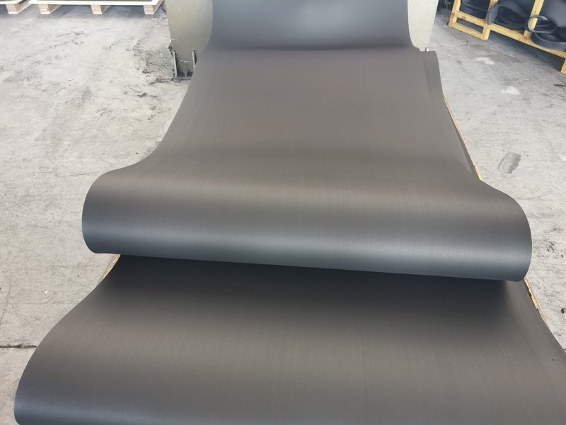 Чистое, ровное бетонное основание подготавливается к укладке резинового пола